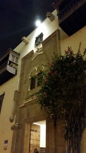 The old town of Las Palmas at night is worth a look. It can be easily combined with the Ruta de las Tapas, which usually takes place every Thursday.